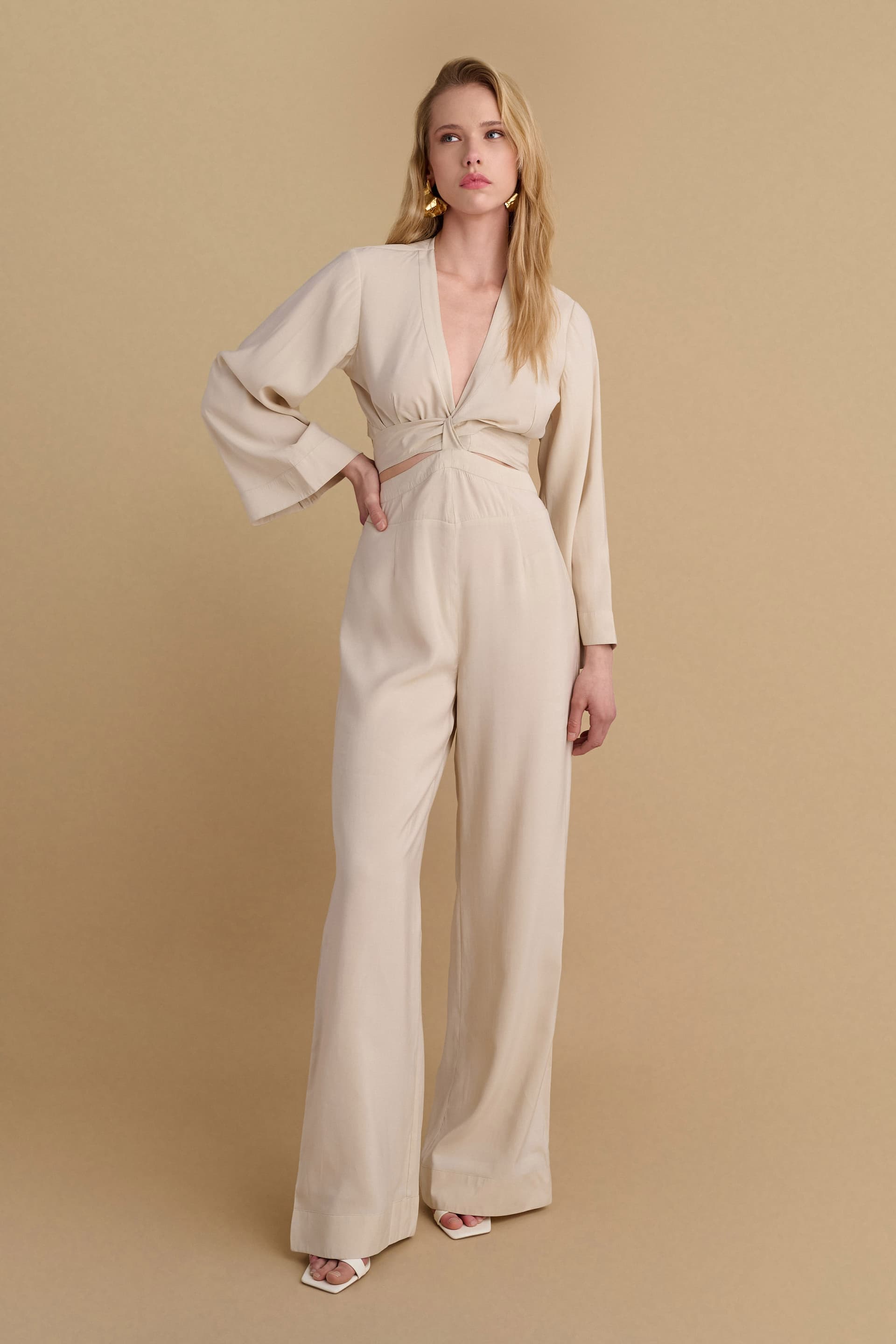 Ολόσωμη φόρμα με cut out και δέσιμο - Μπεζ