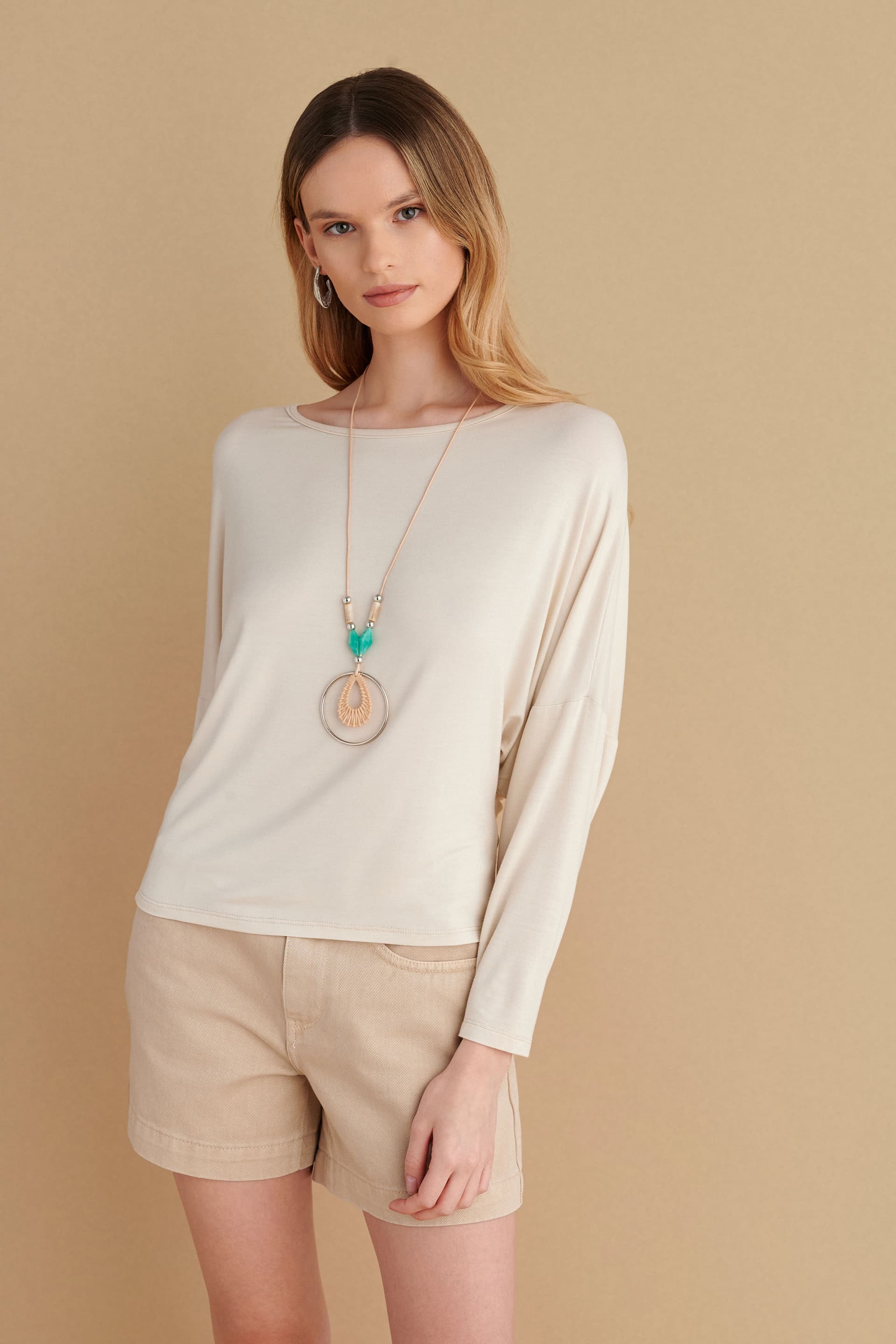 Μπλούζα με άνοιγμα στη πλάτη και κολιέ - Εκρού