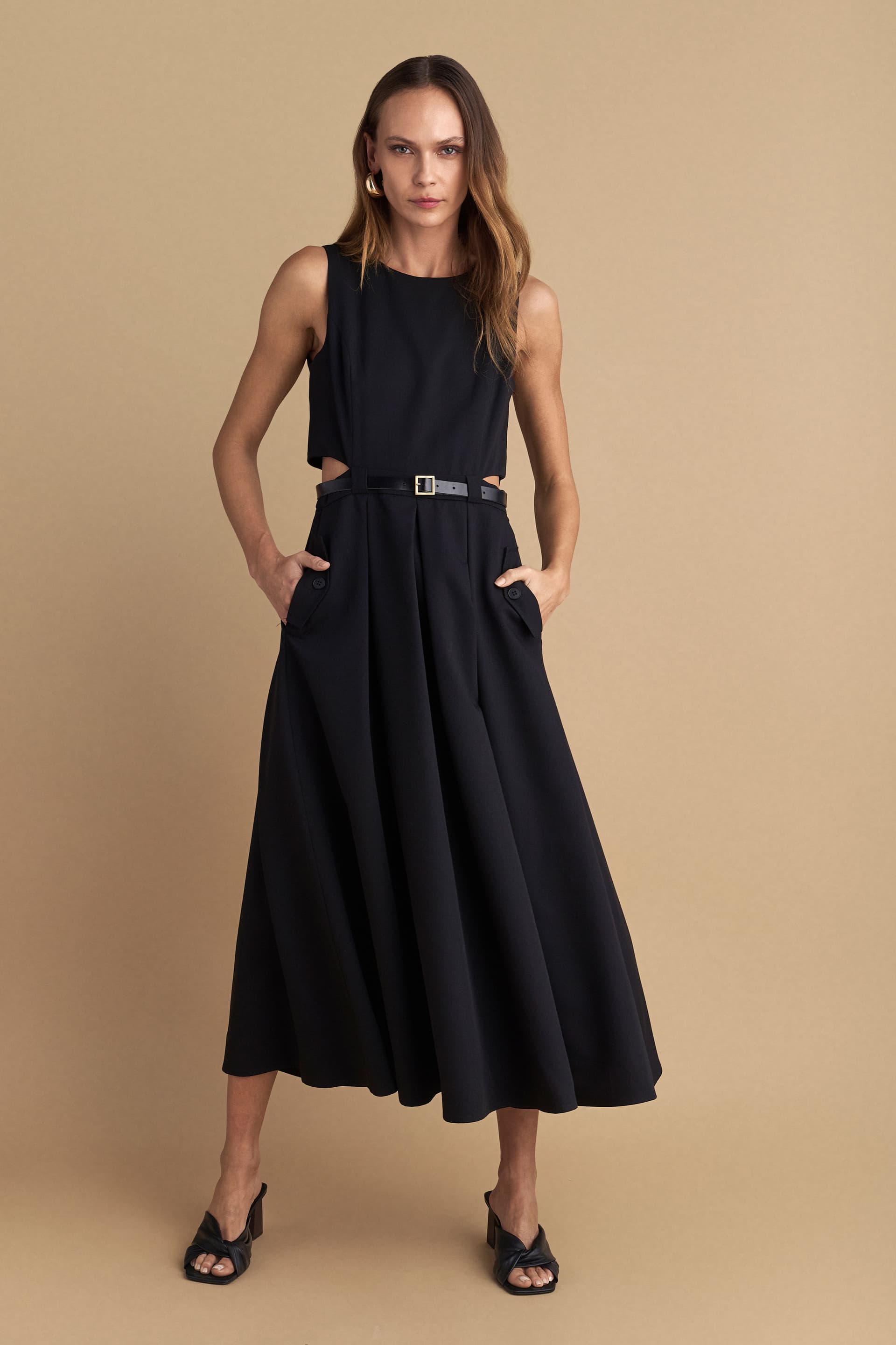 Φόρεμα αμάνικο με cut-out - Μαύρο