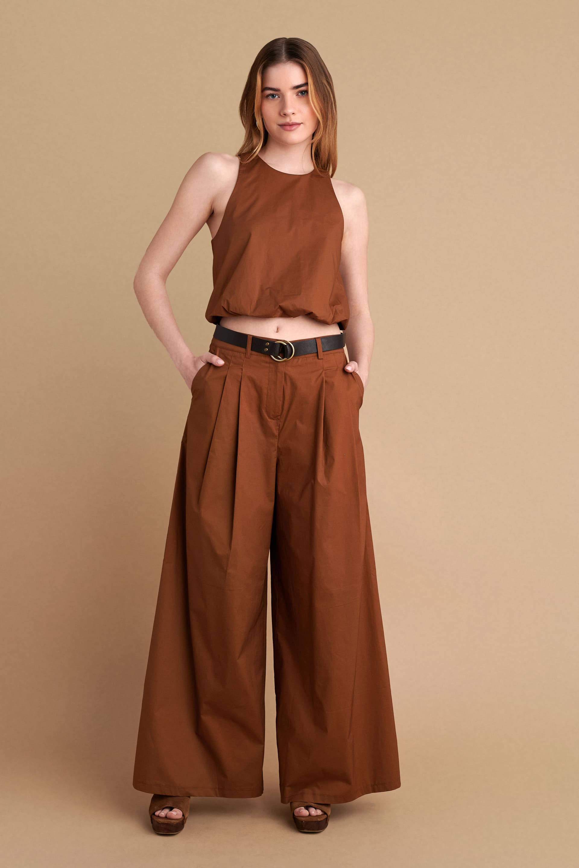 Παντελόνι με πιέτες και ζώνη - CARAMEL