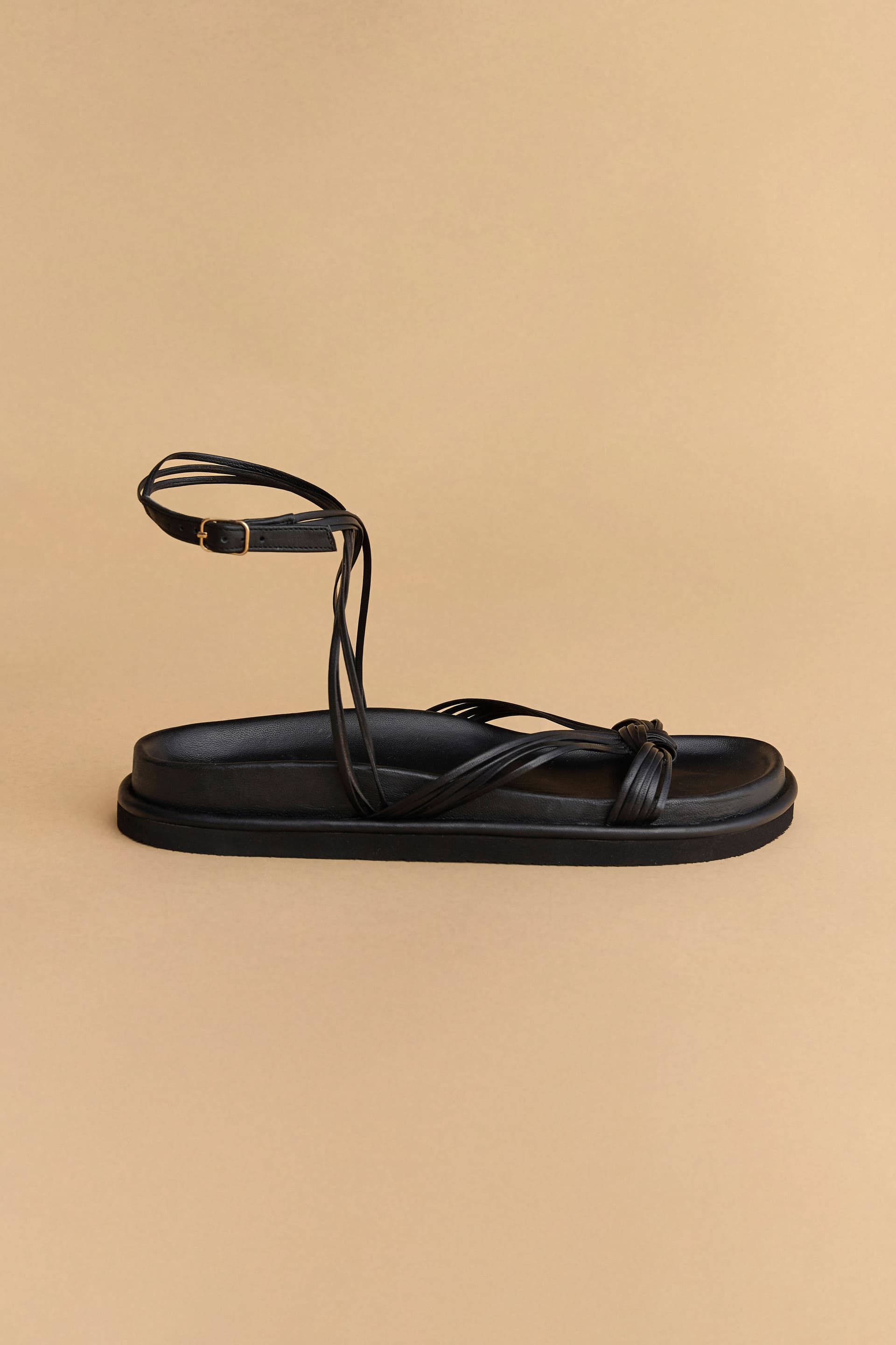 Δερμάτινο σανδάλι με λουριά - Μαύρο
