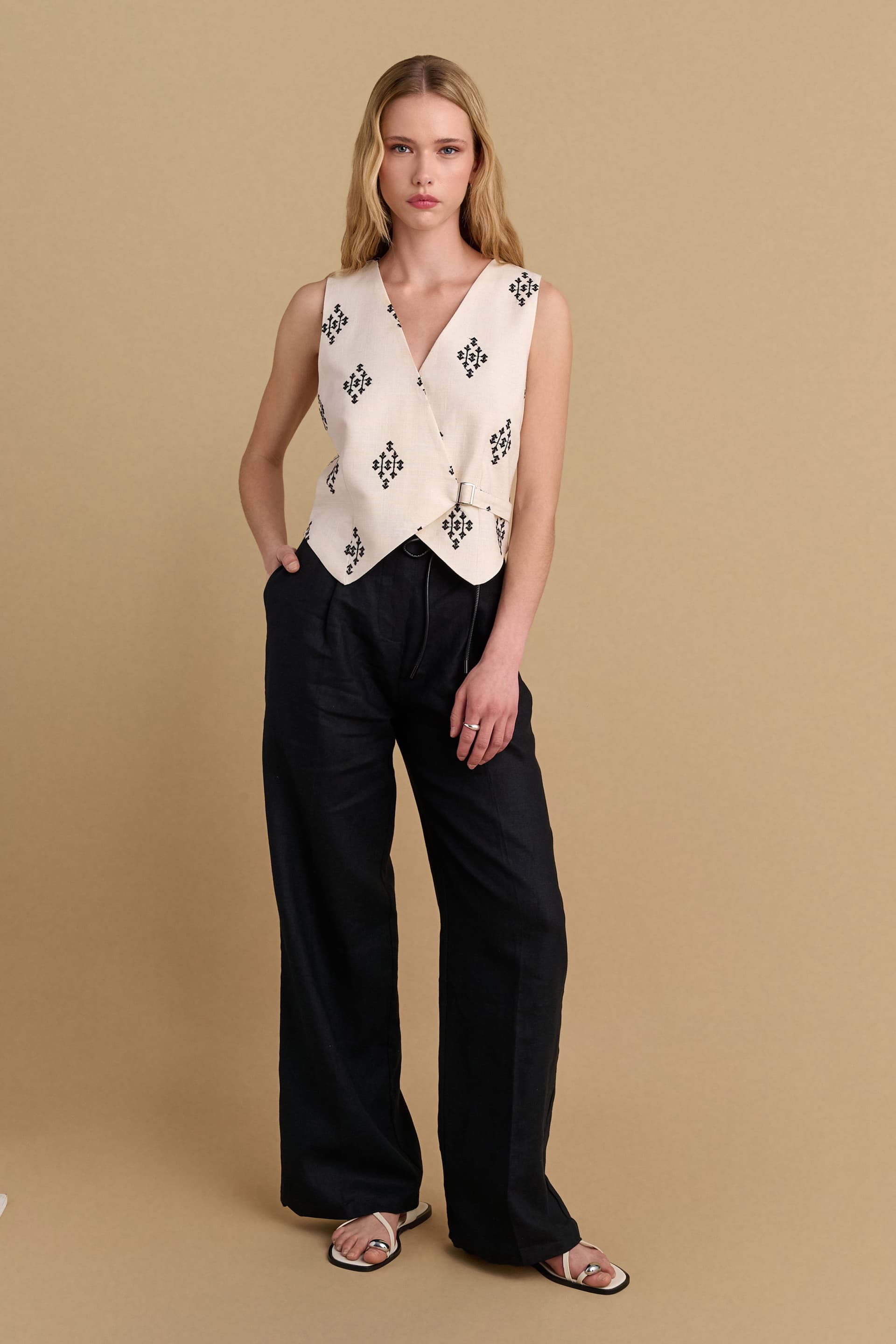 Παντελόνι λινό με ζώνη - Μαύρο