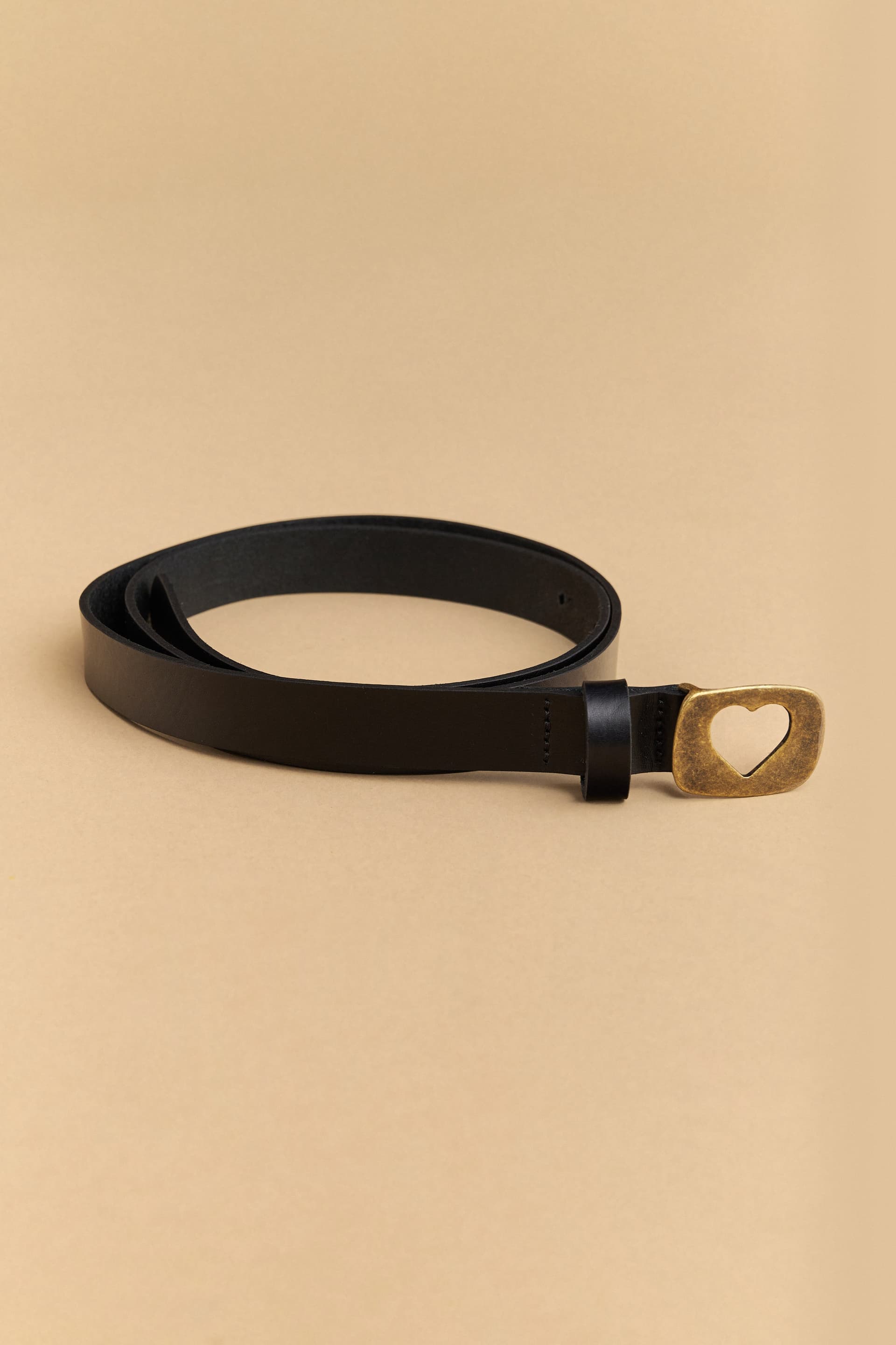 Ζώνη λεπτή με αγκράφα καρδιά - Μαύρο