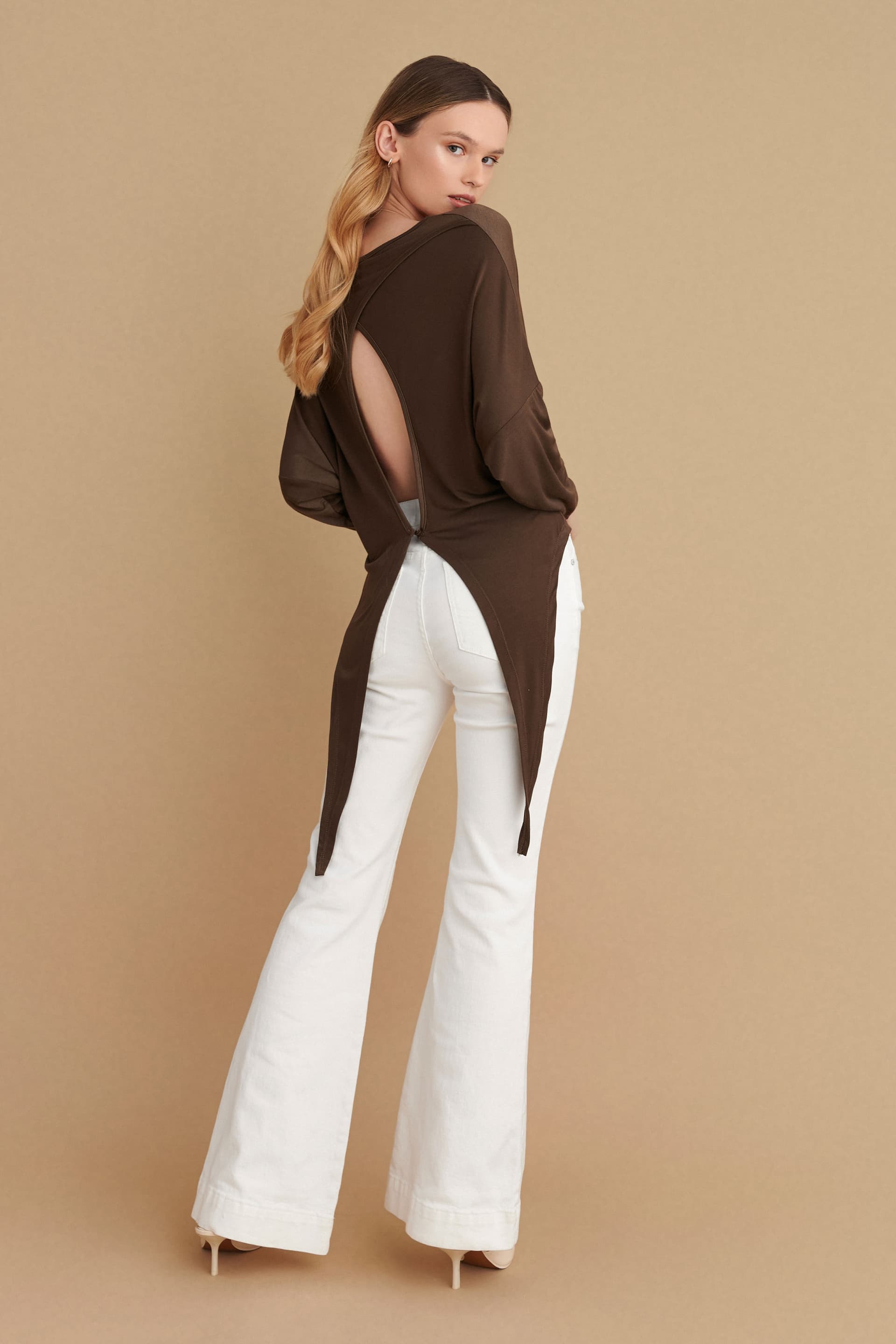 Μπλούζα με άνοιγμα στη πλάτη και κολιέ - CHOCOLATE