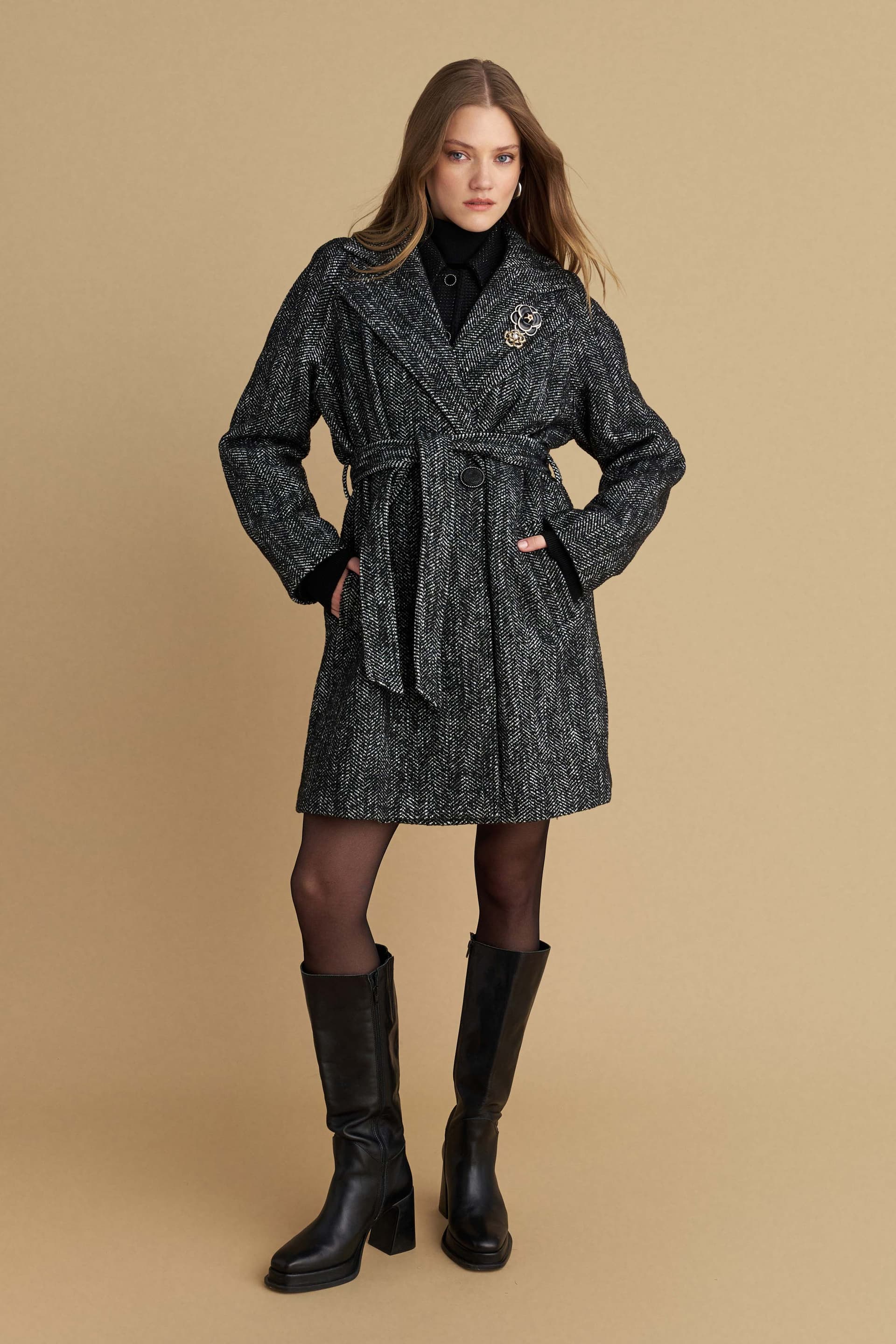 Ημίπαλτο tweed με ζώνη και καρφίτσα - Μαύρο