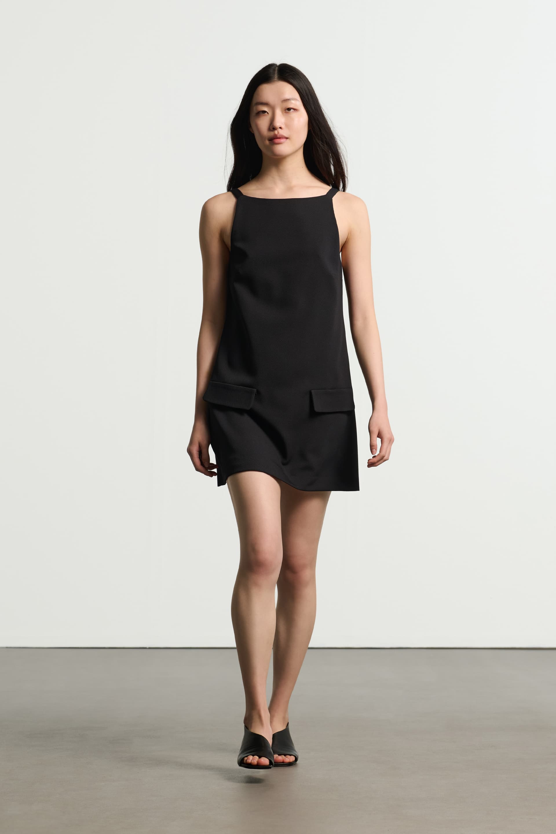 Κοντό φόρεμα με ανοιχτή πλάτη - Μαύρο