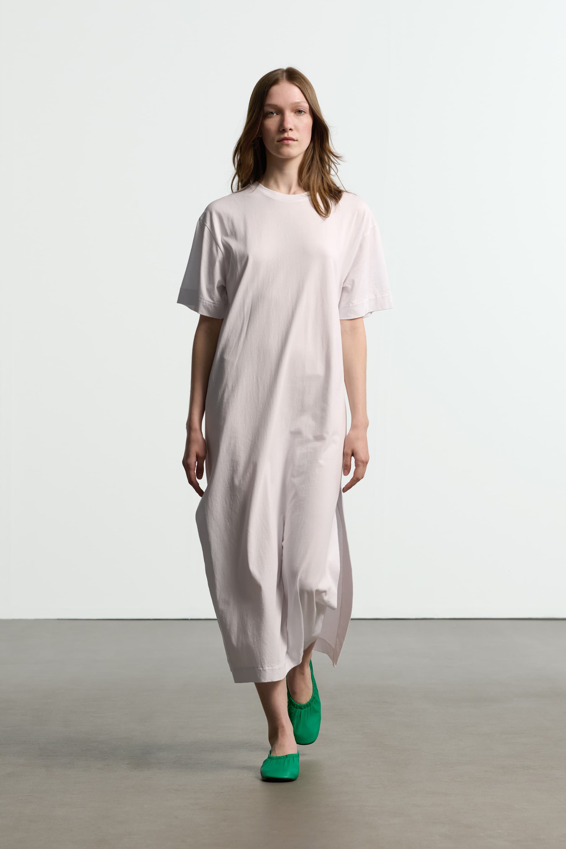 Μακρύ βαμβακερό φόρεμα με άνοιγματα στα πλαϊνά - Λευκό