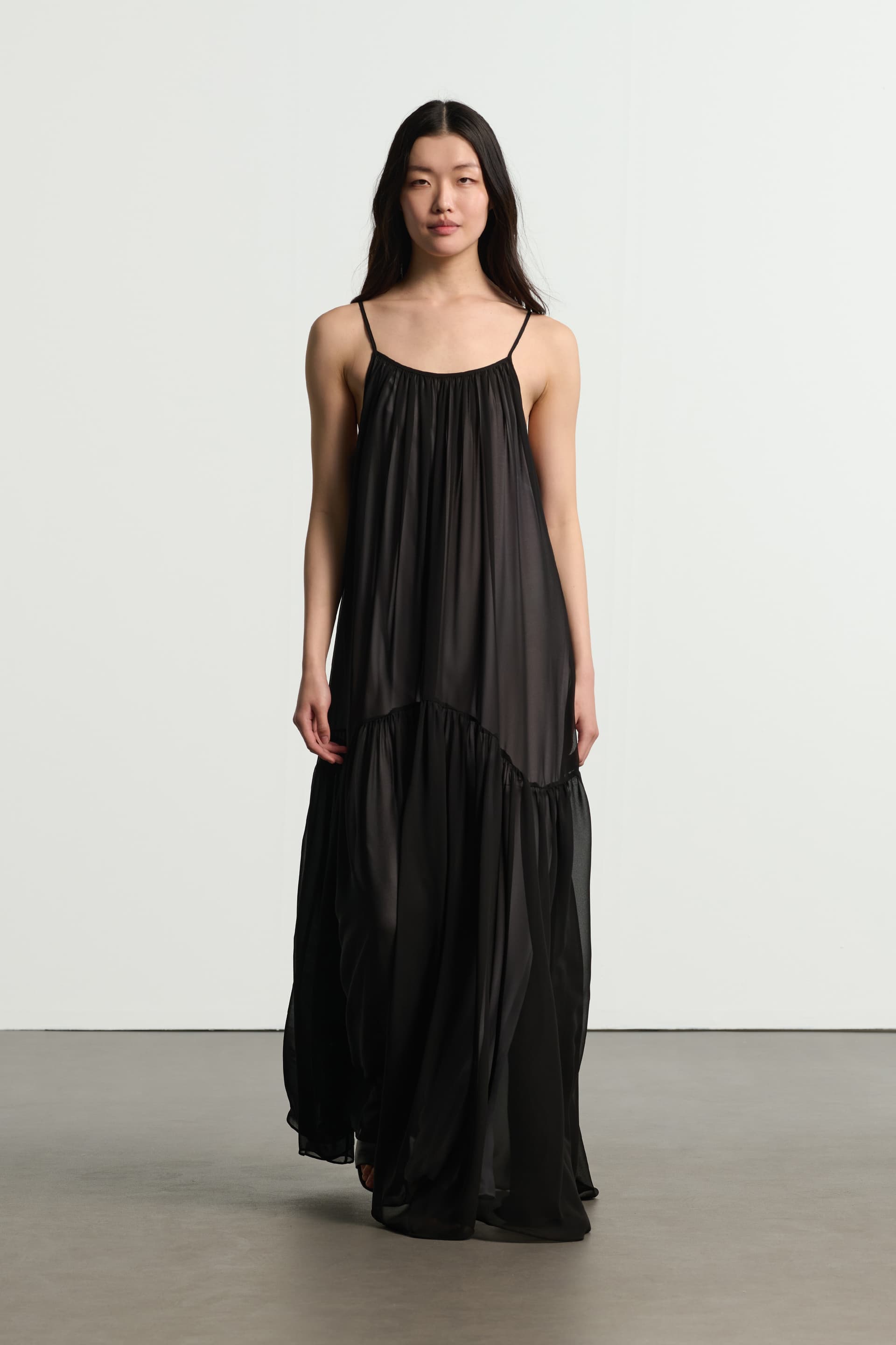 Μακρύ αέρινο φόρεμα με διάφανο layer - Μαύρο