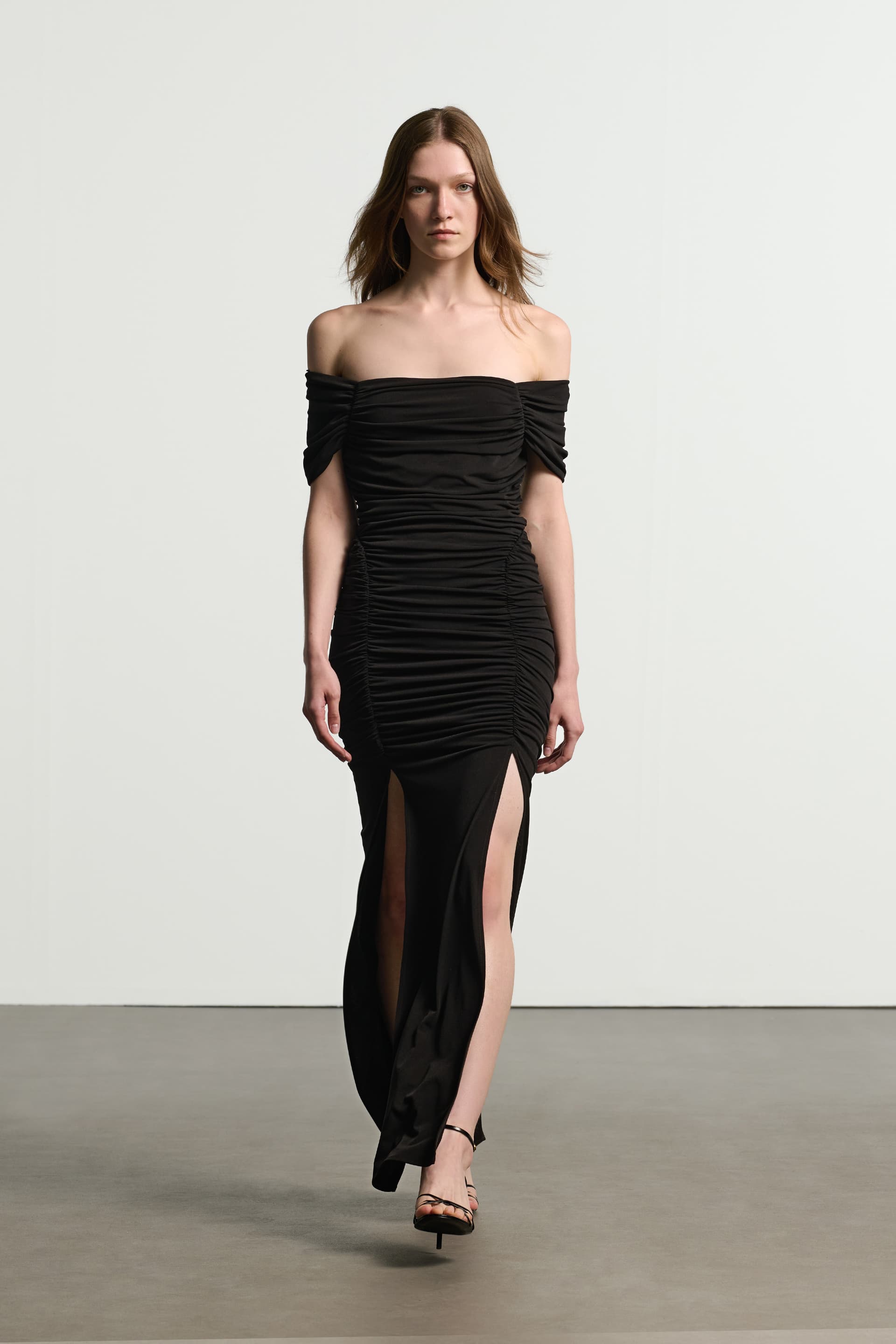 Ντραπέ μακρύ φόρεμα με έξω ώμους - Μαύρο