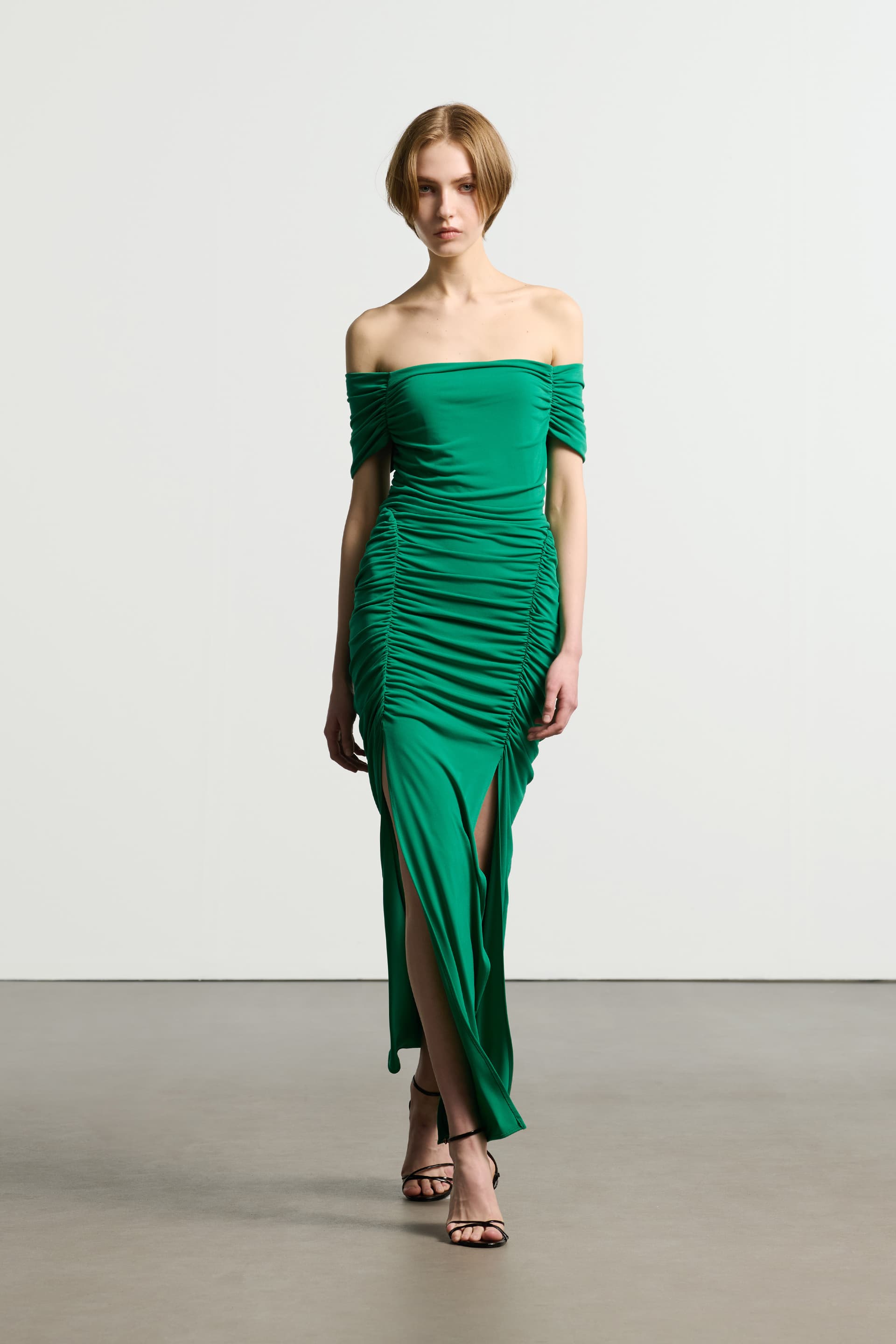 Ντραπέ μακρύ φόρεμα με έξω ώμους - Πράσινο