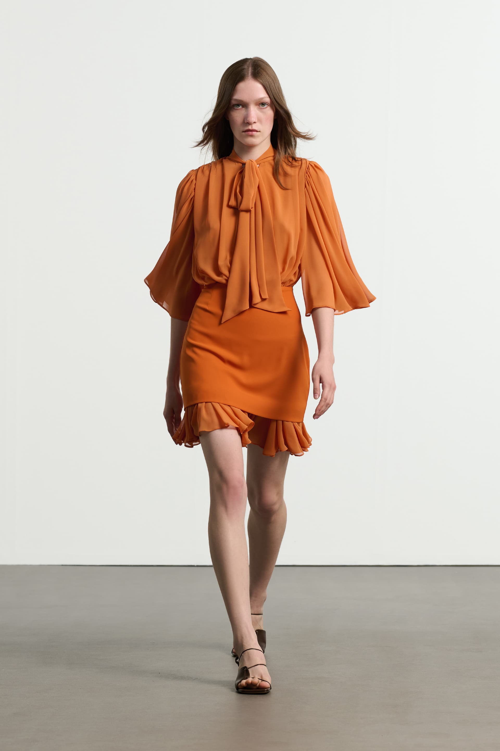 Κοντό φόρεμα με μανίκια καμπάνα - ORANGE