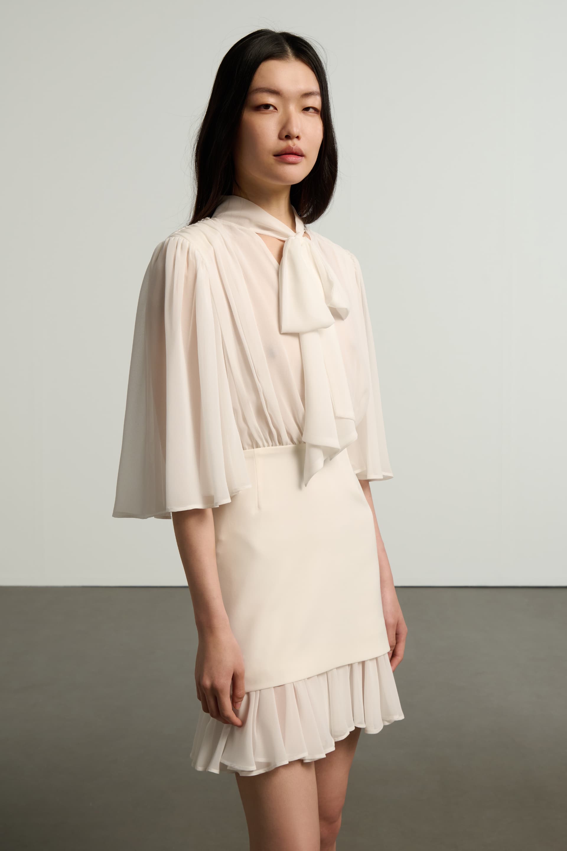 Κοντό φόρεμα με μανίκια καμπάνα - Λευκό