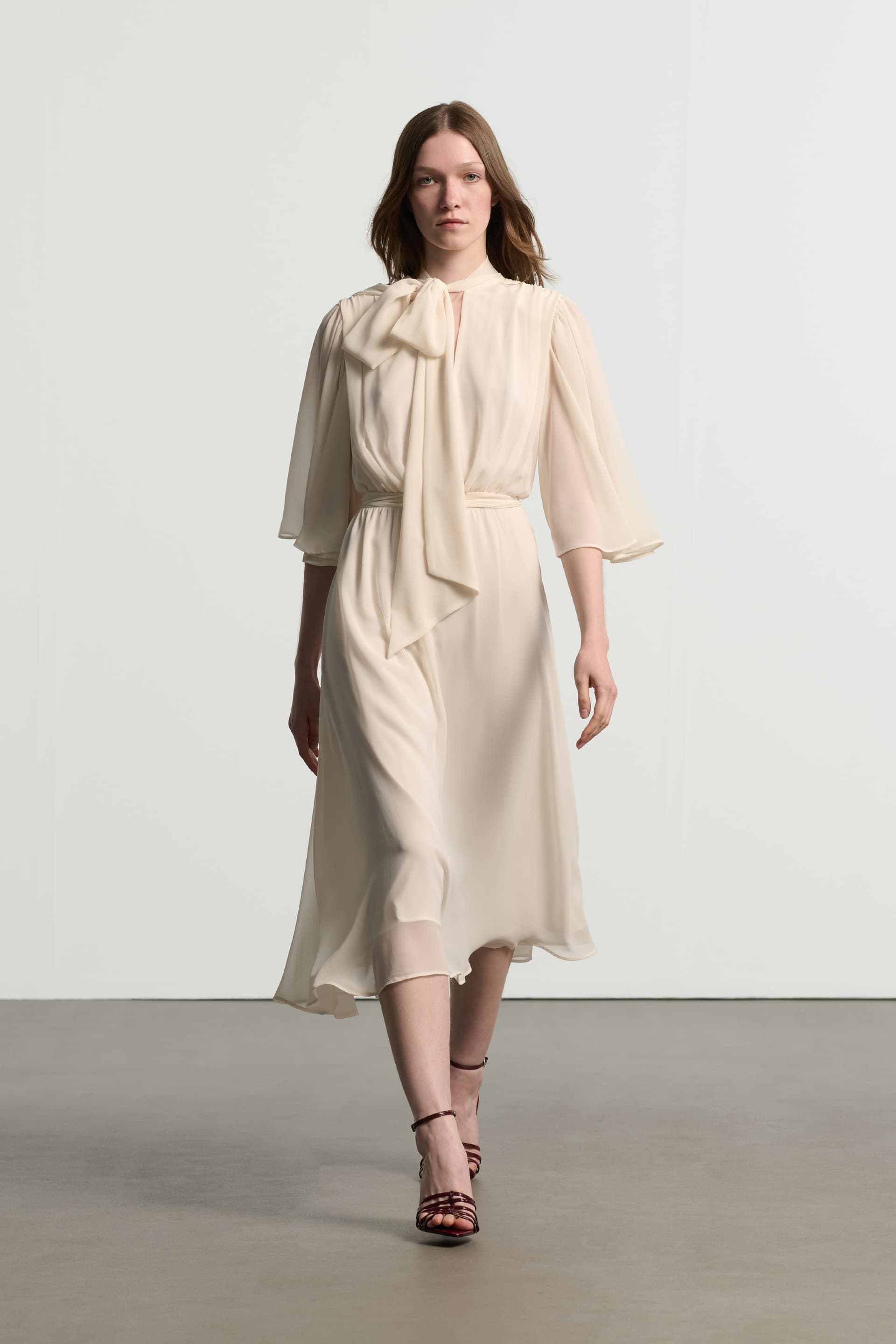 Μίντι αέρινο φόρεμα με μανίκια καμπάνα - Λευκό