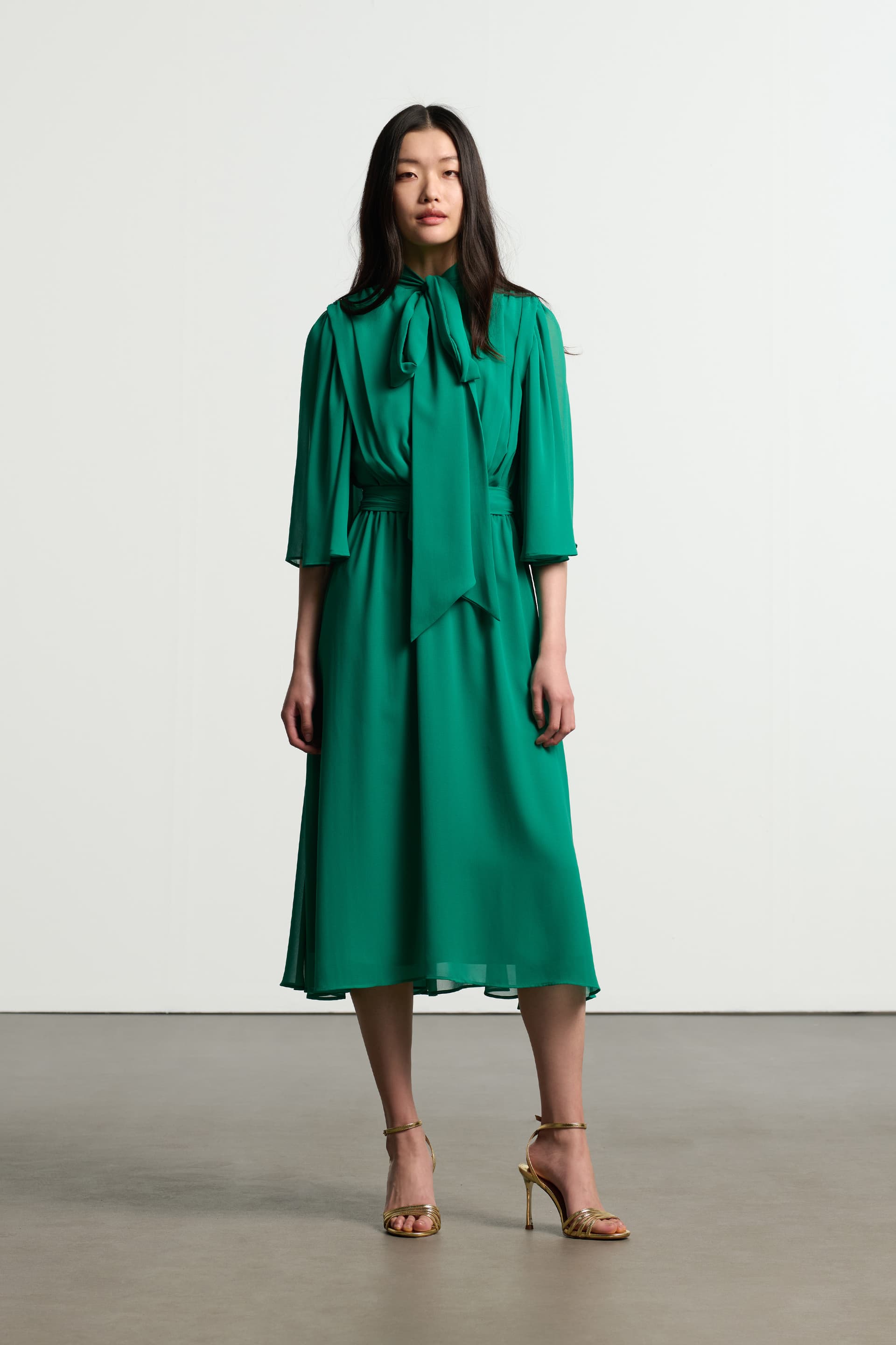 Μίντι αέρινο φόρεμα με μανίκια καμπάνα - Πράσινο