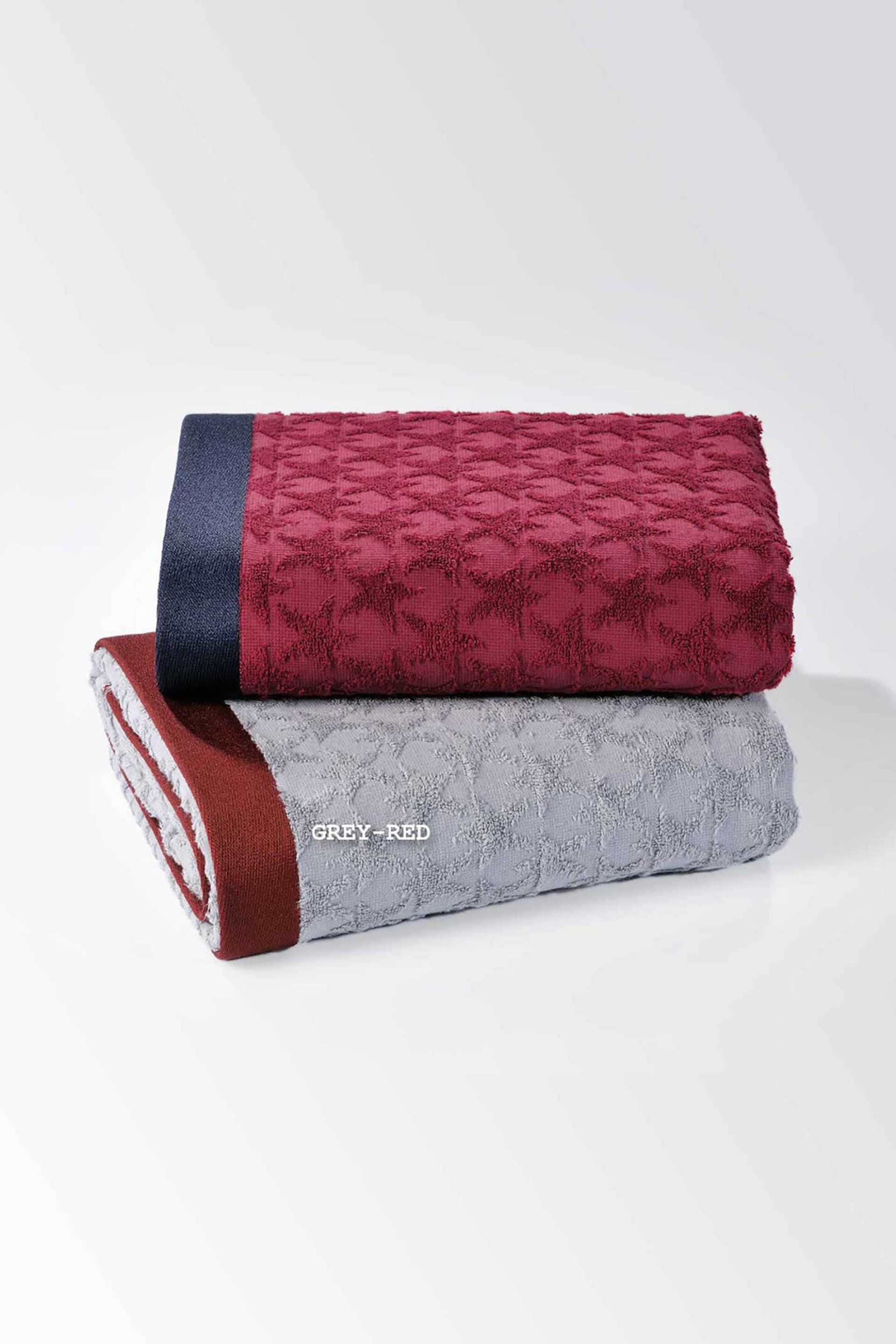 DOWN TOWN Home πετσέτα θαλάσσης με ανάγλυφο σχέδιο "Stars Grey/Red" 90 x 180 cm