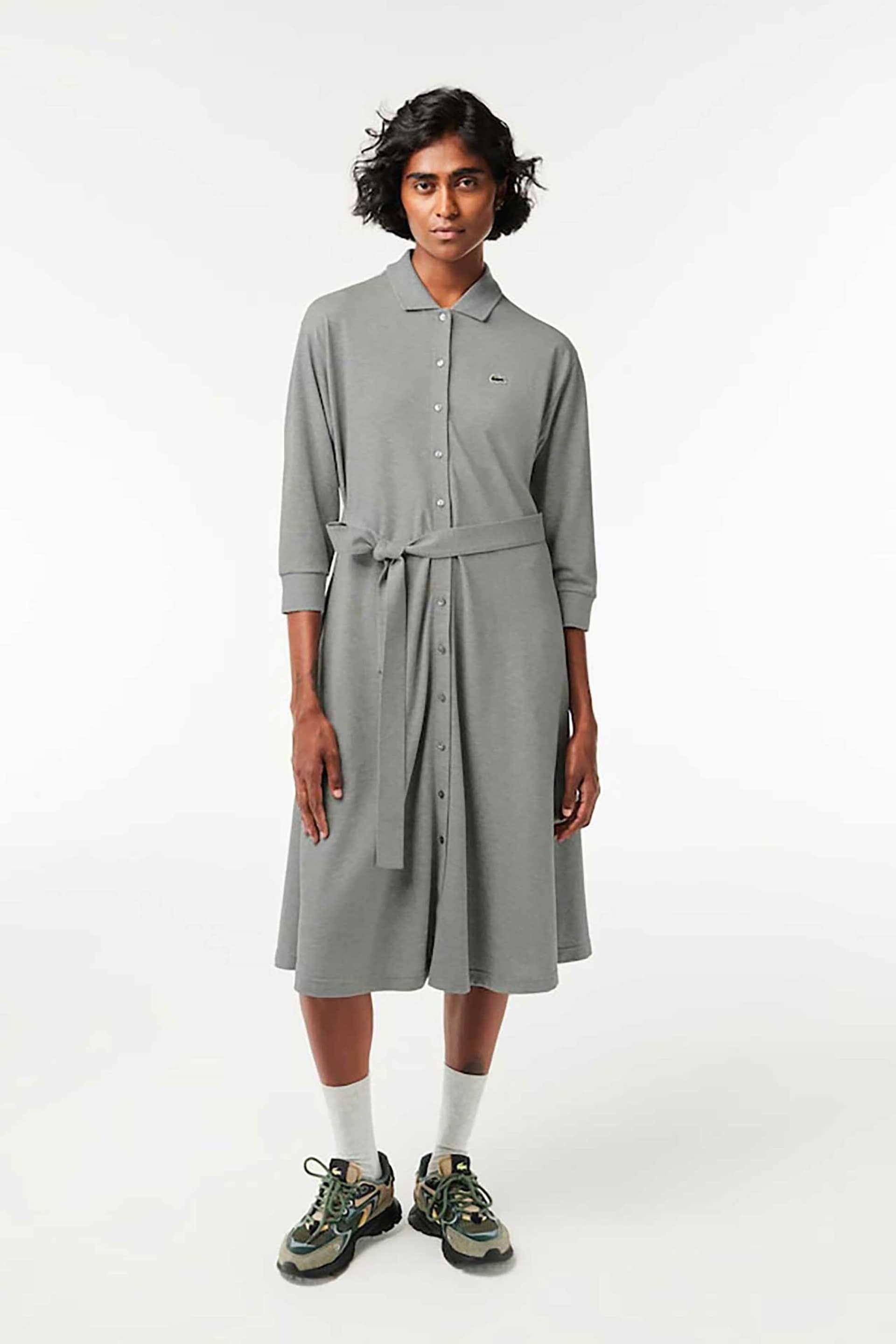 Lacoste γυναικείο midi φόρεμα σεμιζιέ πικέ μονόχρωμο με 3/4 μανίκι και κεντημένο λογότυπο