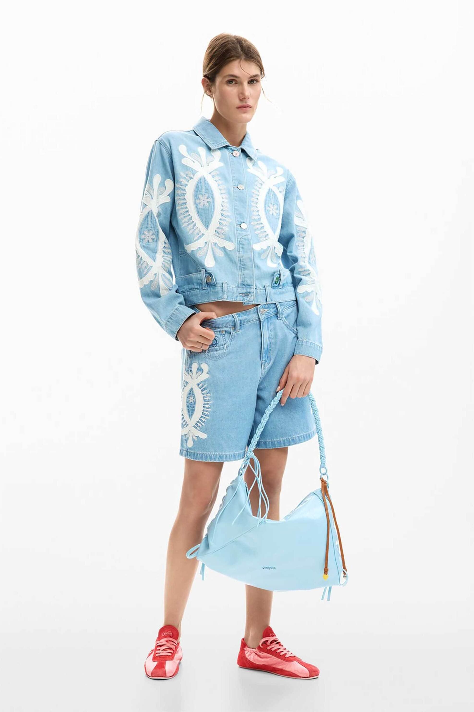 Desigual γυναικεία βερμούδα denim με κεντημένα σχέδια ''Wakand''