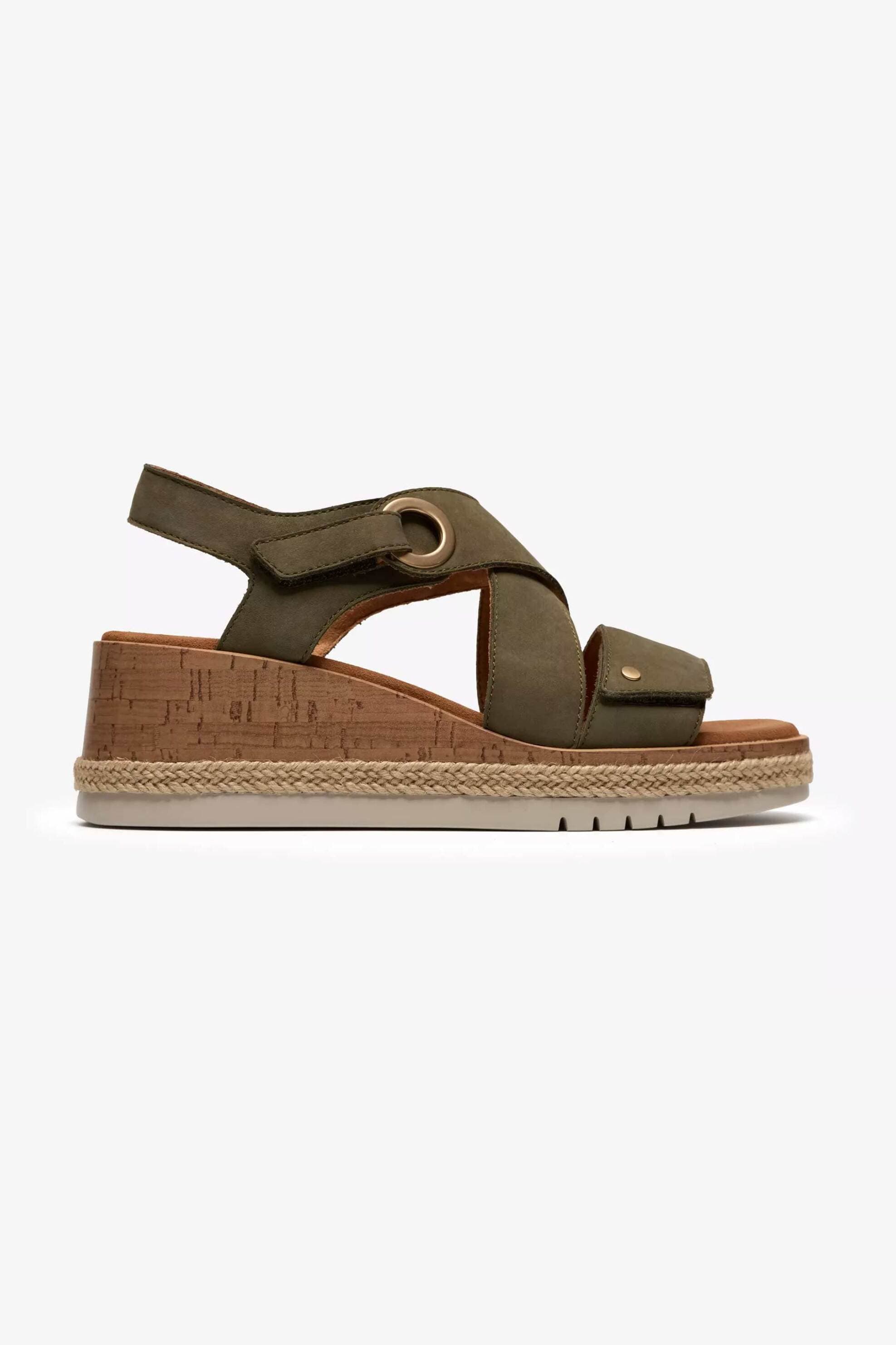 Clarks γυναικείες πλατφόρμες με ρυθμιζόμενο λουράκι "Kidiki Sun"