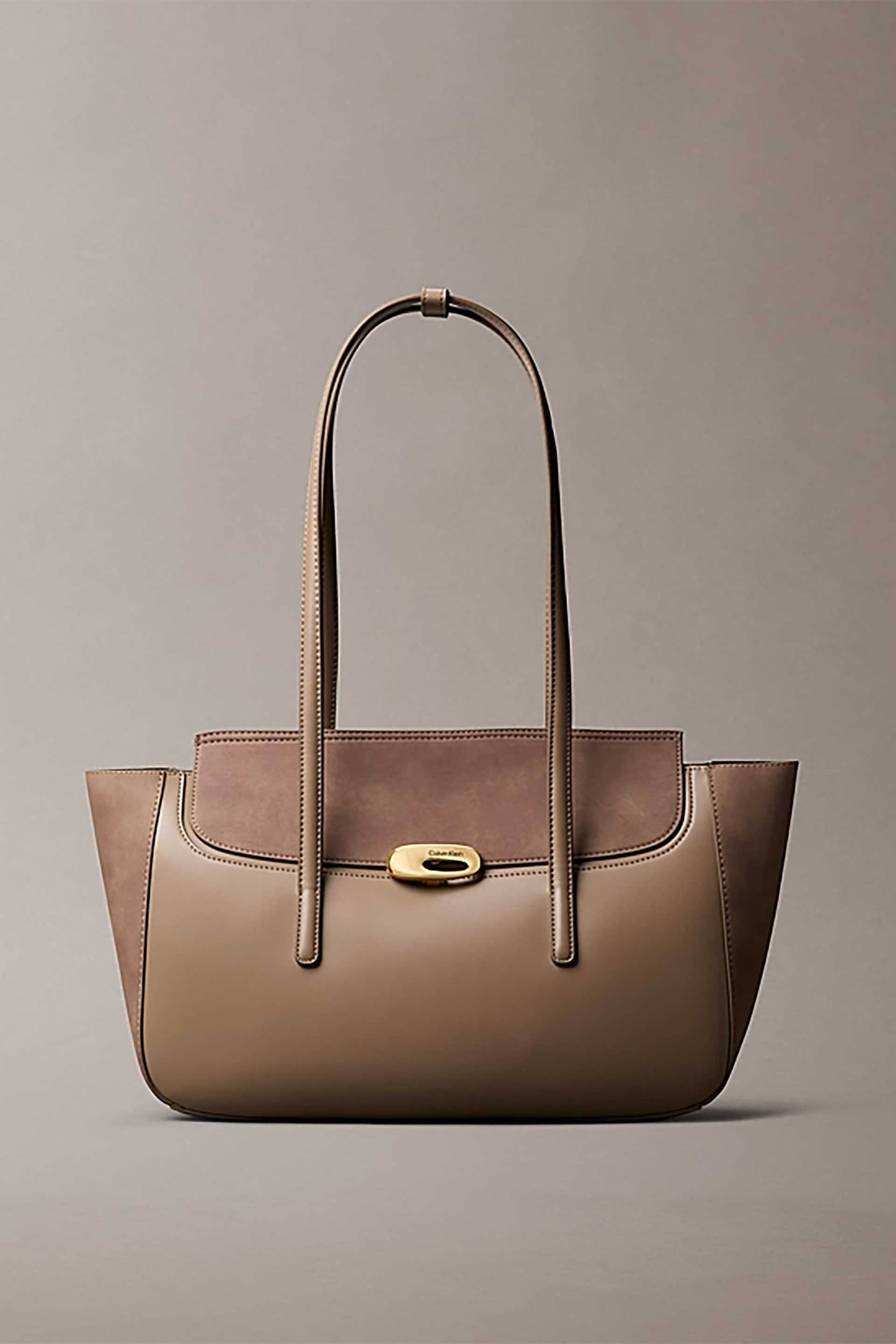 Calvin Klein Jeans γυναικεία τσάντα tote μονόχρωμη με μεταλλικό λογότυπο | ONE SIZE