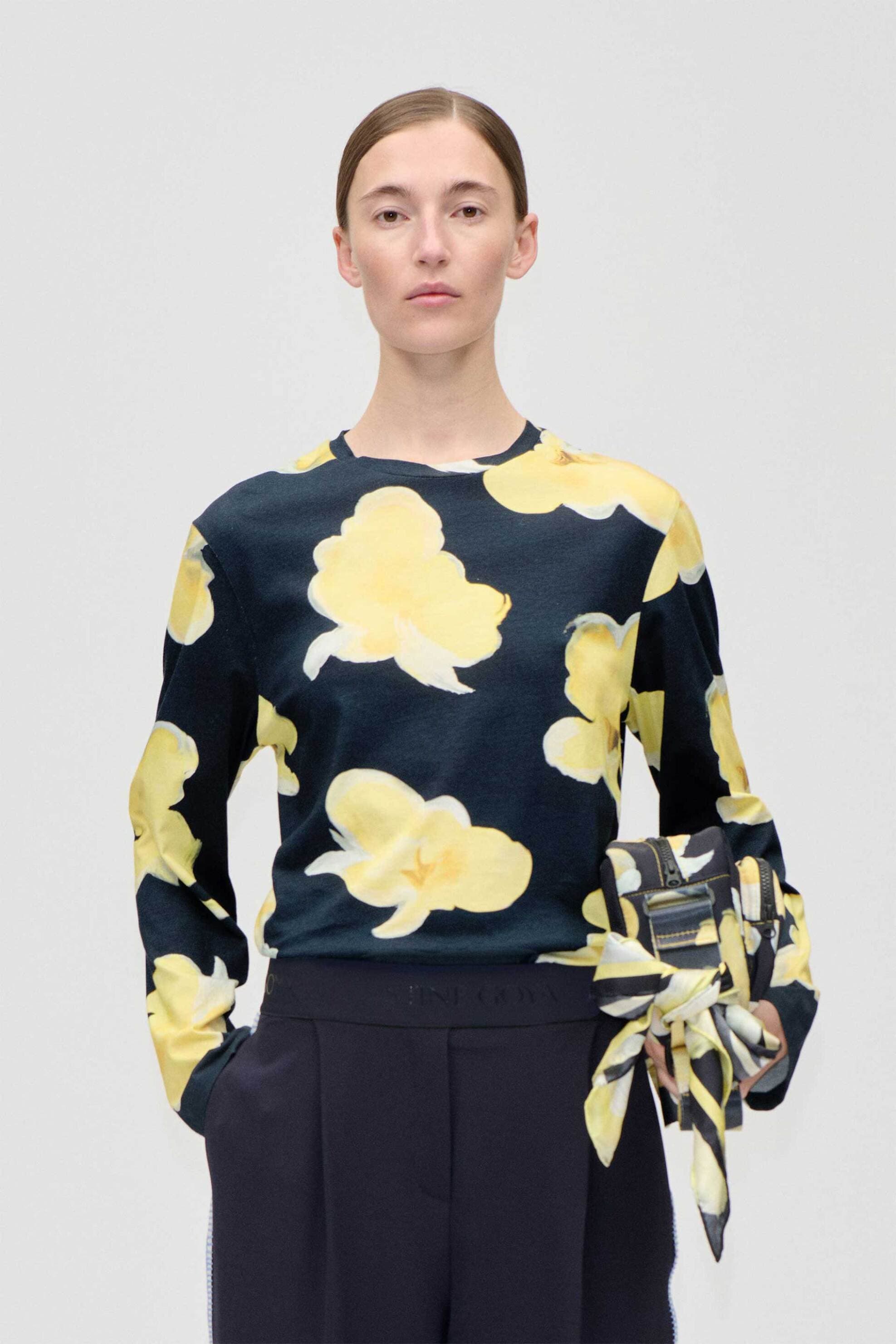 Stine Goya γυναικεία μπλούζα με floral print "Yellow Petunias"
